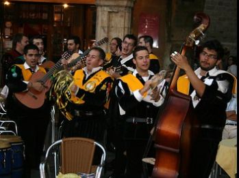 Tuna, spanyol zenész társaság, egyetemisták, szerenád